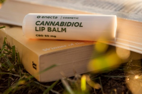 Comment confectionner un baume à lèvres hydratant à base de miel et de cire d'abeille?