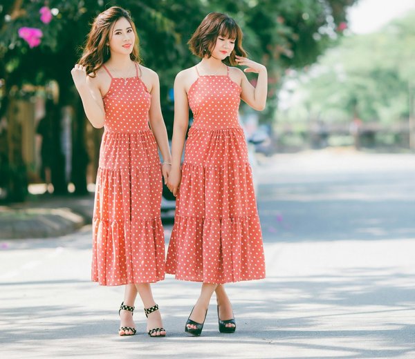 Quelles sont les meilleures façons de porter des robes à pois pour un look rétro?